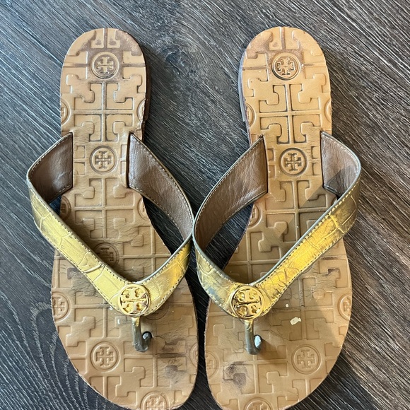 TORY BURCH GOLD FLIP FLOPS - Picture 2 of 3